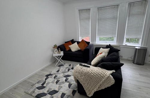 North Glasgow Apartment | Cozy 3 Bed Home, Free Parking 8 min to City Centre