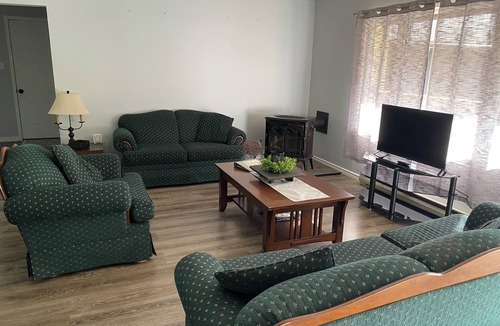 Point Clark Cottage | Cozy 3 Bedroom Cottage in Beautiful Point Clark