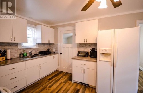Niagara Falls House | Cozy 3 Bedroom Hideaway Cottage Minutes From The Falls & Complimentary Breakfast