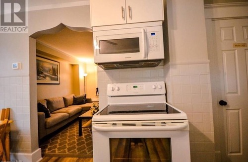 Niagara Falls House | Cozy 3 Bedroom Hideaway Cottage Minutes From The Falls & Complimentary Breakfast