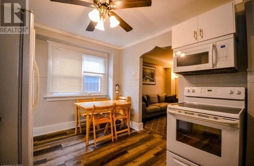 Niagara Falls House | Cozy 3 Bedroom Hideaway Cottage Minutes From The Falls & Complimentary Breakfast