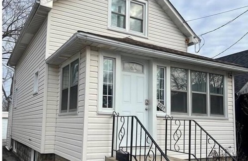 Niagara Falls House | Cozy 3 Bedroom Hideaway Cottage Minutes From The Falls & Complimentary Breakfast
