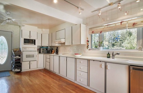 Durham Region House | Cozy 3 Bedroom Home Neighbouring Dagmar Ski Resort. Only 1 Hour from Toronto.