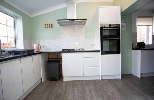 Luton House | Cozy 3-Bedroom Home in Luton