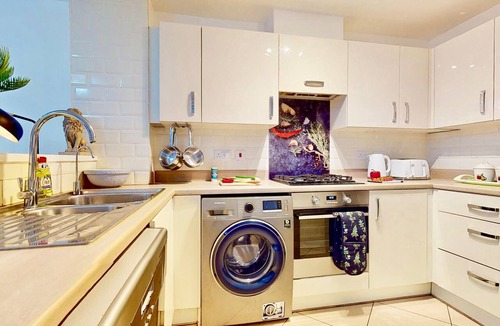 Dartford House | Cozy 4 Bed Home in Central Dartford with Parking