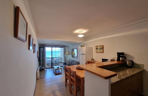 Pedrinya Apartment | Cozy apartment 50m from the beach with terrace