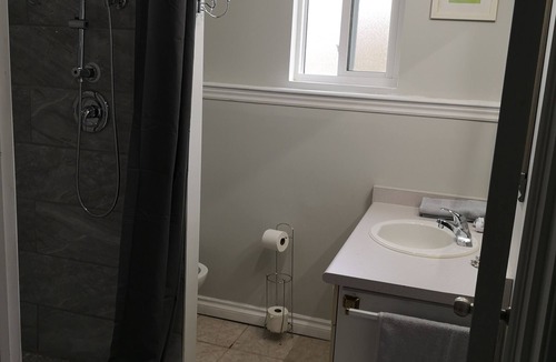 Argyle Apartment | Cozy apartment on a dead end street, close to Fanshawe College, free parking