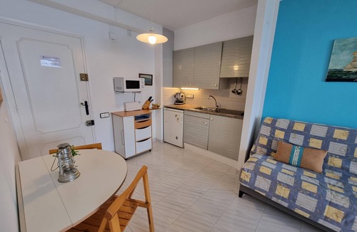 Pedrinya Apartment | Cozy apartment with private terrace and communal pool in L'Escala