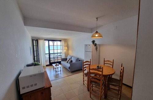 Pedrinya Apartment | Cozy apartment with terrace and pool 50m from the beach