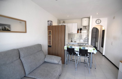 Santa Margarida Apartment | Cozy Apartment with Terrace and Canal Views, Near the Beach in Roses, Costa Brava.