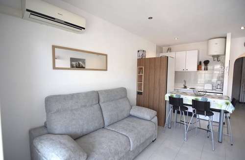 Santa Margarida Apartment | Cozy Apartment with Terrace and Canal Views, Near the Beach in Roses, Costa Brava.