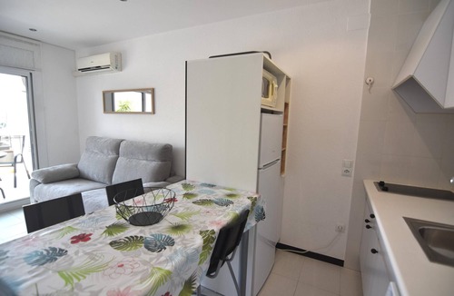 Santa Margarida Apartment | Cozy Apartment with Terrace and Canal Views, Near the Beach in Roses, Costa Brava.