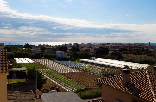Pineda de Mar Villa | Cozy beach town villa for 8 - walk to beach!