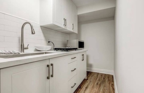 Churchill Meadows Apartment | Cozy & beautiful apartment in peaceful Mississauga w/kitchenette, WiFi, AC & TV.