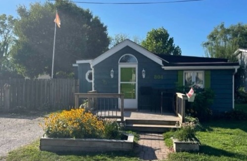 Kingsville Cottage | Cozy canal cottage on Cedar Island steps away from sandy Lake Erie beaches!