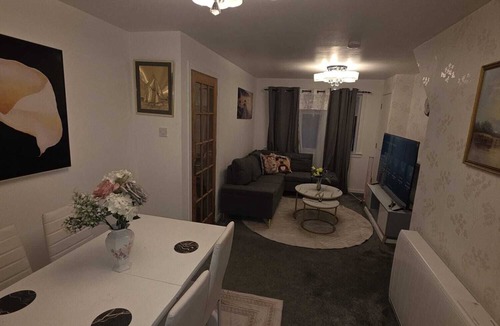 Saint Ola Apartment | Cozy, Central & Clean-The Ideal Two-Bedroom Apartment for Your Next Gataway
