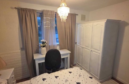 Saint Ola Apartment | Cozy, Central & Clean-The Ideal Two-Bedroom Apartment for Your Next Gataway