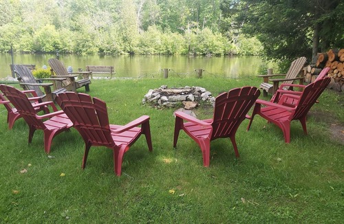 Baddow Cottage | Cozy cottage on Burnt River with hot tub & sauna