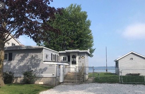 Harwich House | Cozy Cottage on Rondeau Bay in Erieau steps from local restaurants!