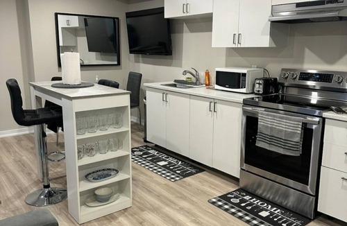 Mount Pleasant House | Cozy Elegant 1 Bedroom Premium Suite Entire Place WiFi, AC in peaceful Brampton