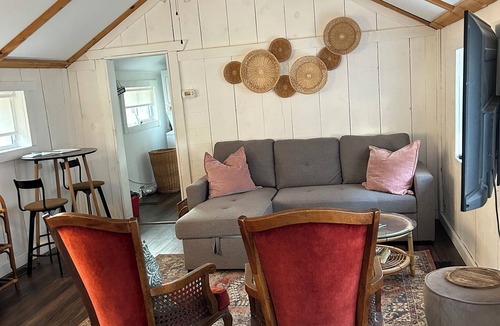 Ruthven Cottage | Cozy family cottage steps away from Lake Erie & a quick drive to Point Pelee.
