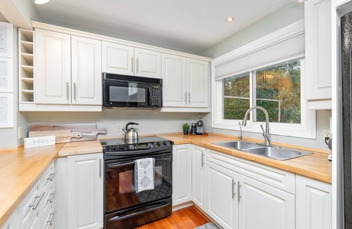 Fenelon Falls Cottage | Cozy Four-Season Lakefront Cottage With Hot Tub