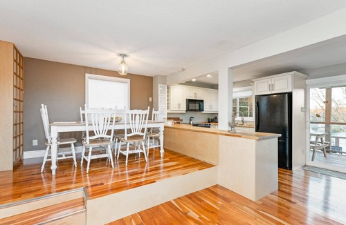 Fenelon Falls Cottage | Cozy Four-Season Lakefront Cottage With Hot Tub