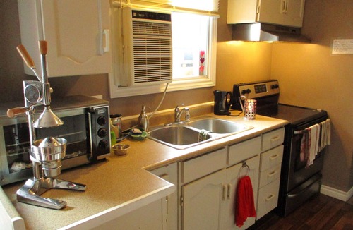 Kitchener House | Cozy furnished rooms for rent. Kitchener, Ontario. Nightly, Weekly, Monthly $50