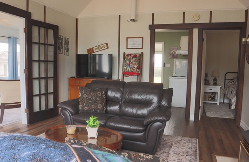 Boblo Island Cottage | Cozy hidden gem in Amherstburg with a view of Lake Erie.