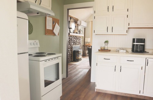 Boblo Island Cottage | Cozy hidden gem in Amherstburg with a view of Lake Erie.
