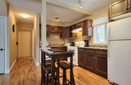 Guelph House | Cozy home located in St. Georges Park & close to Guelph General Hospital.