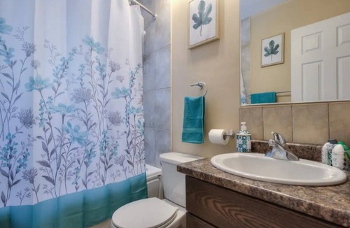 Guelph House | Cozy home located in St. Georges Park & close to Guelph General Hospital.
