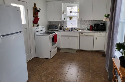Niagara Falls House | Cozy home, steps away from all the entertainment.
