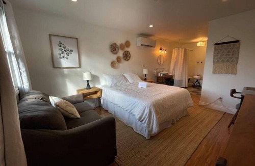 Cottam House | Cozy Kingsville Country Guest House