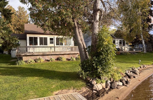 Fenelon Falls Cottage | Cozy lakefront cottage on scenic walking trail
