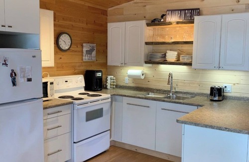Falcon Lake Cabin | Cozy Lakefront Cabin 20km North of Kenora Ontario