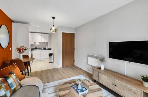 Canning Town South Apartment | Cozy London Apartment with City Views