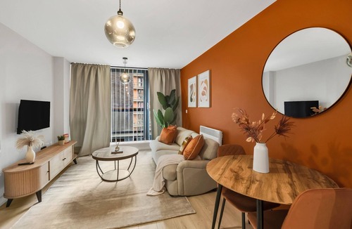 Canning Town South Apartment | Cozy London Apartment with City Views
