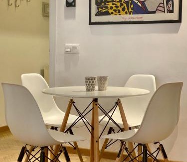 Malasana Apartment | Cozy Malasaña - Estudio con balcón en el centro, AC