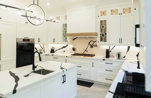 Scarborough House | Cozy Modern Family Home | 5 Bed | 5 Bath | Close to Bluffs and Downtown!