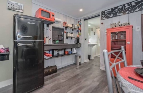 Elora Apartment | Cozy One bedroom apartment a minute walk away from the Elora mill -pet friendly