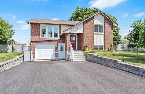 Amherstview House | Cozy, Quiet Home in Kingston. Short drive to Queen's University. Pet Friendly!
