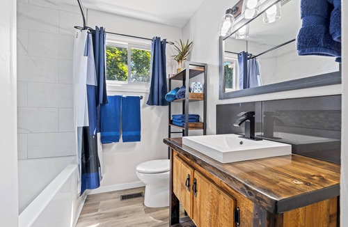 Amherstview House | Cozy, Quiet Home in Kingston. Short drive to Queen's University. Pet Friendly!