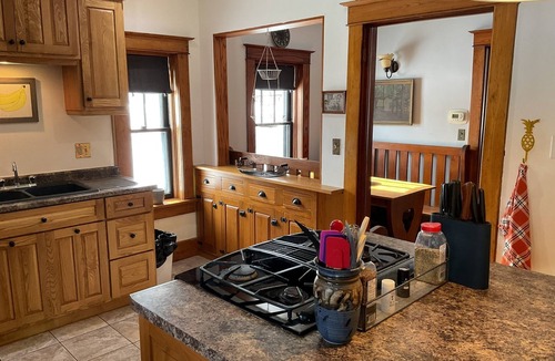 Malahide House | Cozy Stonehouse, located just on the outskirts of Aylmer