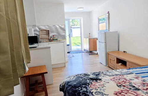 Emerson Park Apartment | Cozy Studio in Hornchurch with Extra Bed