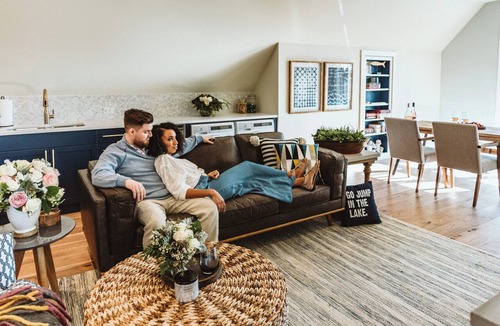 Kingsville House | Cozy, trendy, beachfront loft
