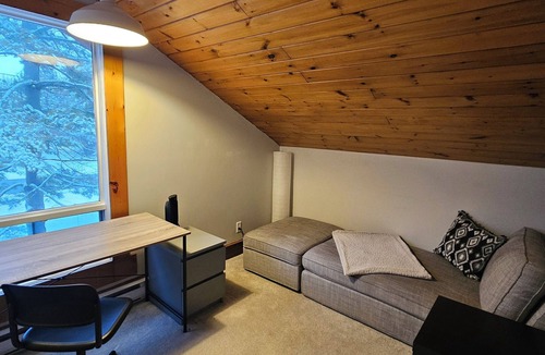 Kingston House | Cozy Urban Cottage | Bright, Peaceful Retreat Near Queen’s, Downtown & Airport