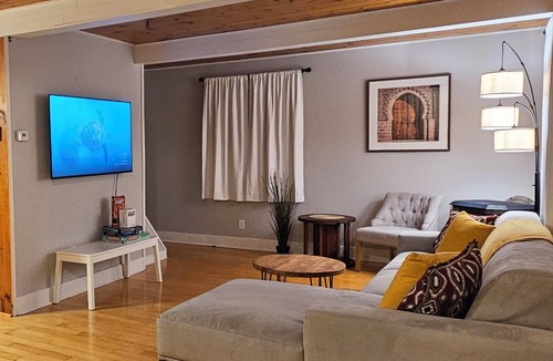 Kingston House | Cozy Urban Cottage | Bright, Peaceful Retreat Near Queen’s, Downtown & Airport