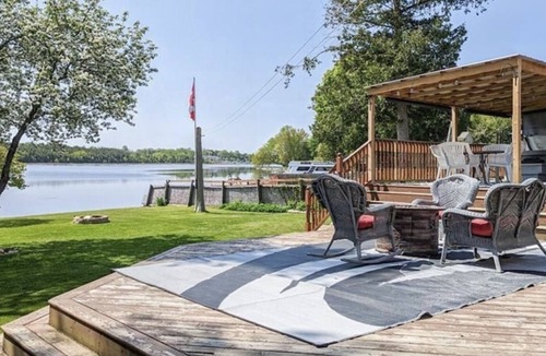 Selwyn Cottage | COZY WATERFRONT COTTAGE ON CHEMONG LAKE, ONLY 1.5HRS FROM TORONTO