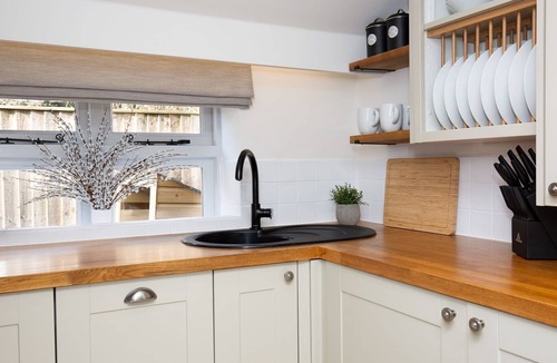 Chipping Campden Cottage | Crafty Cottage - sleeps 2 guests in 1 bedroom